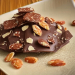Eclats de chocolat noir avec des amandes, noisettes et noix  de macadamia caramélisées